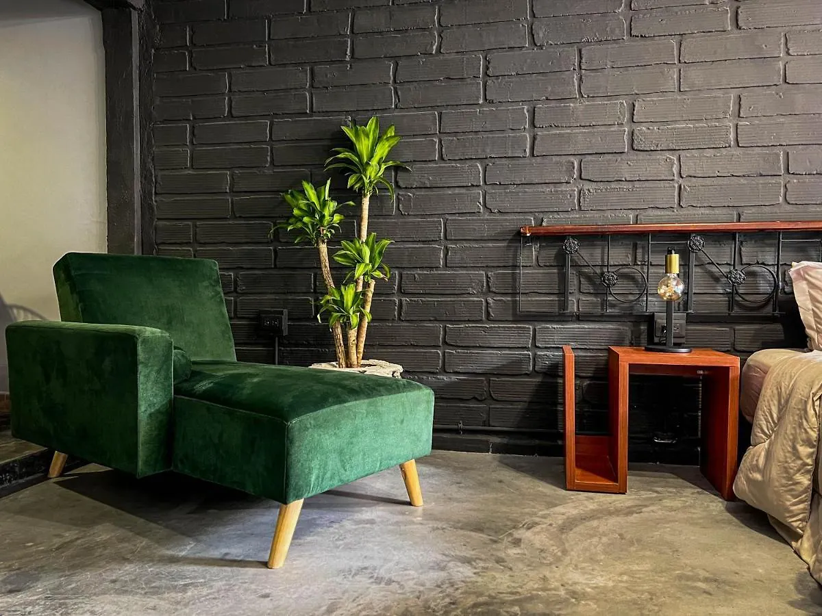 דירה מדיין Park & Relax: Your Private Garage